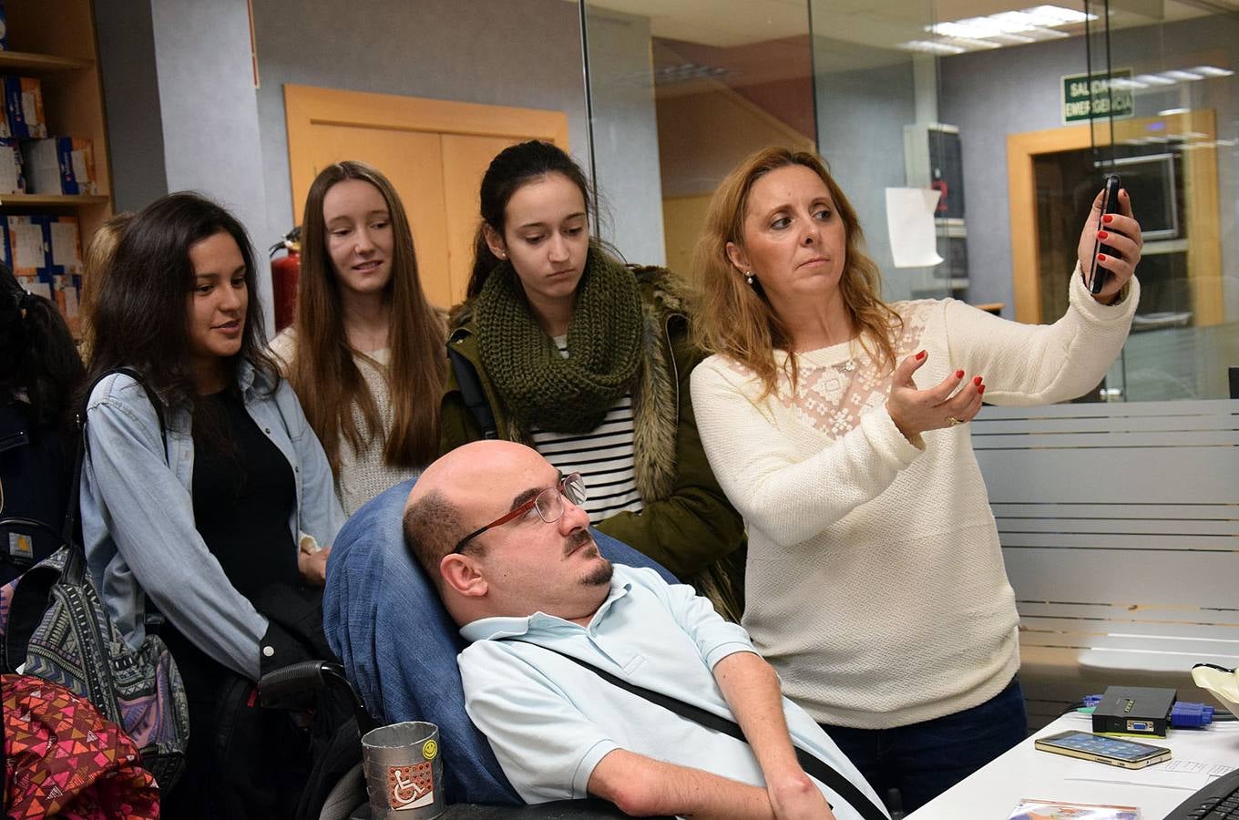 Las alumnas de 4º de la ESO de Alcaste visitan la multimedia de Diario LA RIOJA