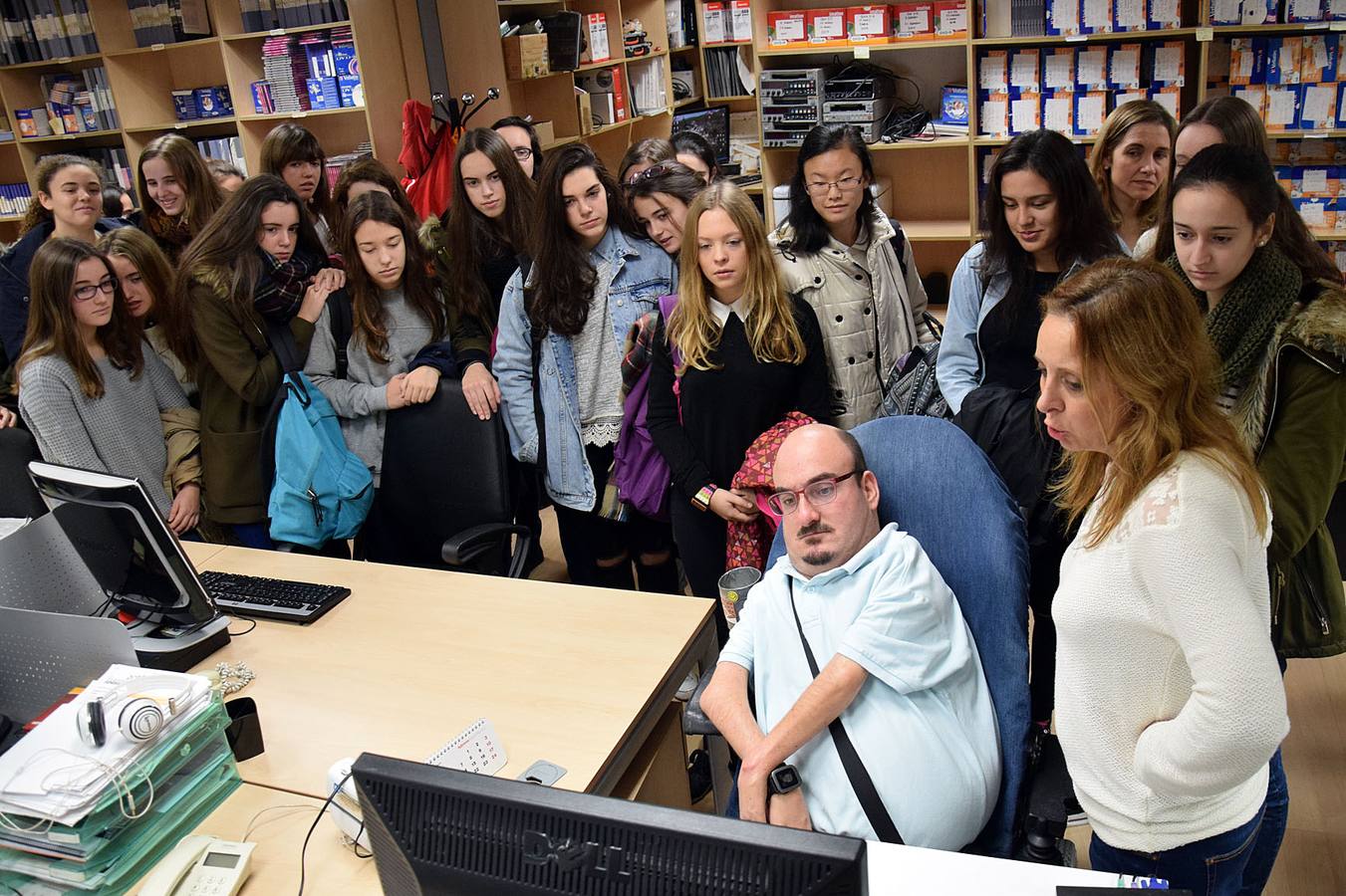 Las alumnas de 4º de la ESO de Alcaste visitan la multimedia de Diario LA RIOJA