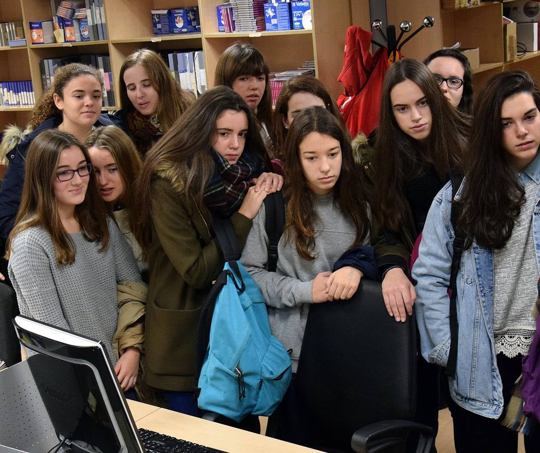 Las alumnas de 4º de la ESO de Alcaste visitan la multimedia de Diario LA RIOJA