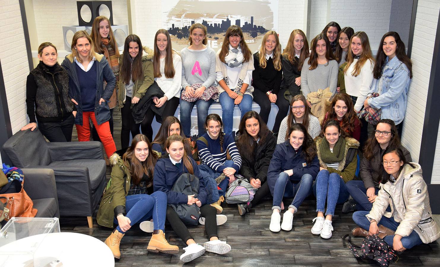 Las alumnas de 4º de la ESO de Alcaste visitan la multimedia de Diario LA RIOJA