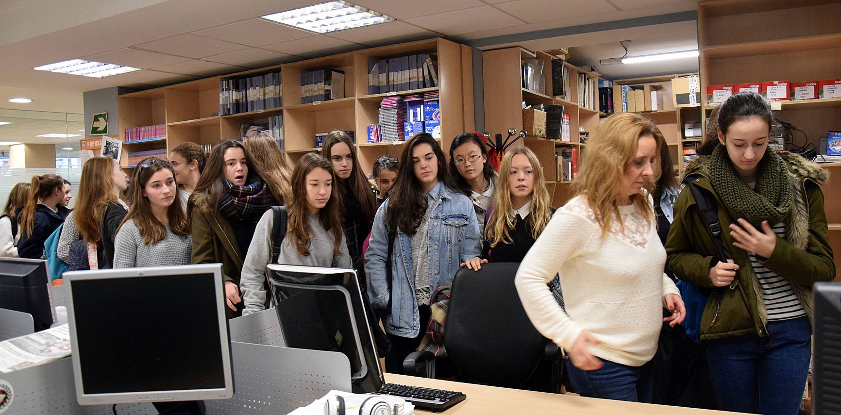 Las alumnas de 4º de la ESO de Alcaste visitan la multimedia de Diario LA RIOJA