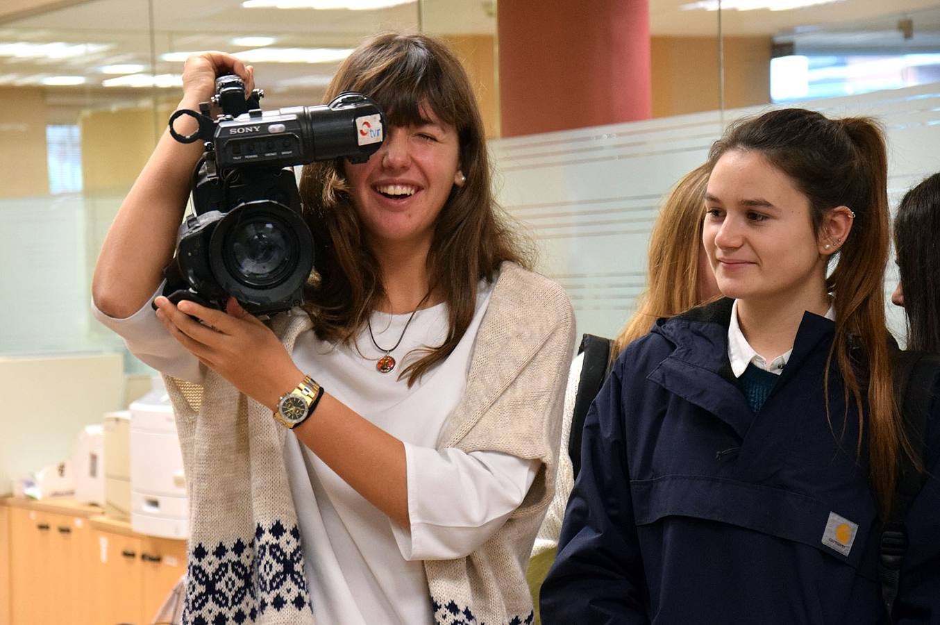 Las alumnas de 4º de la ESO de Alcaste visitan la multimedia de Diario LA RIOJA