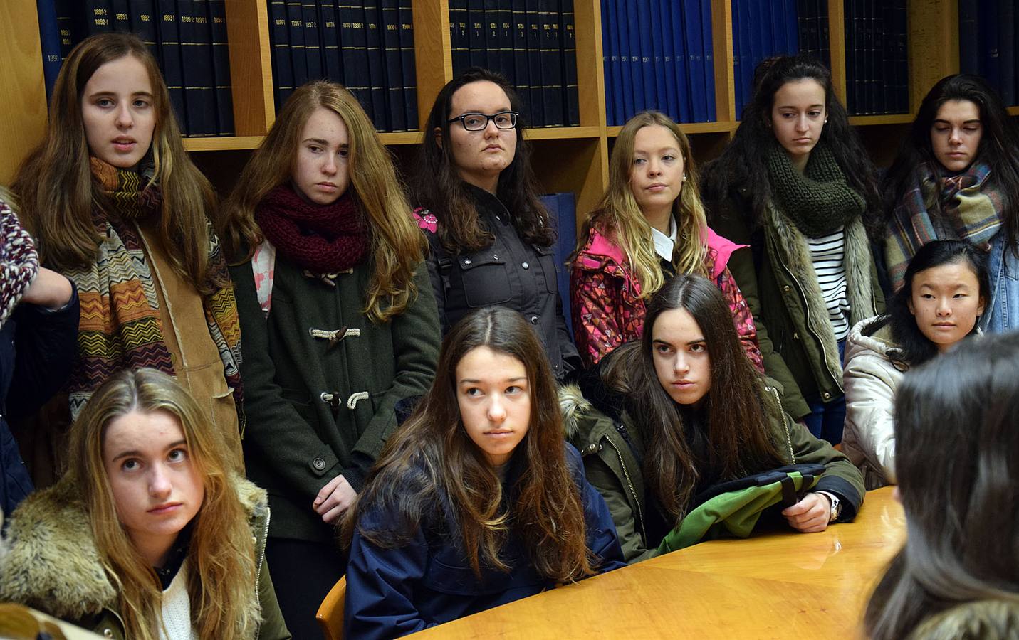 Las alumnas de 4º de la ESO de Alcaste visitan la multimedia de Diario LA RIOJA