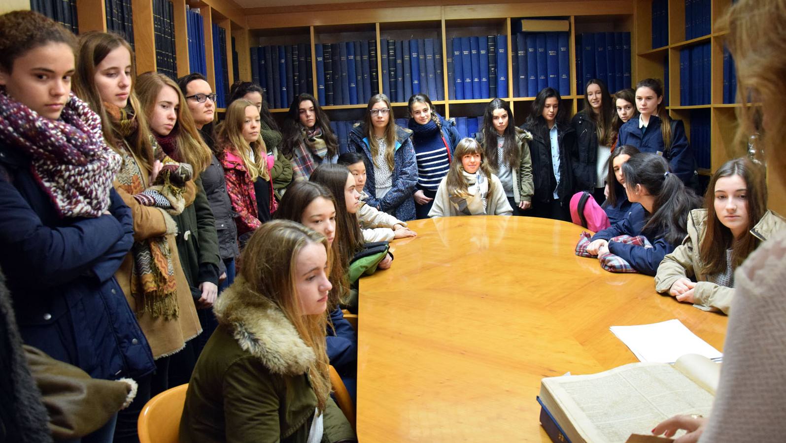 Las alumnas de 4º de la ESO de Alcaste visitan la multimedia de Diario LA RIOJA