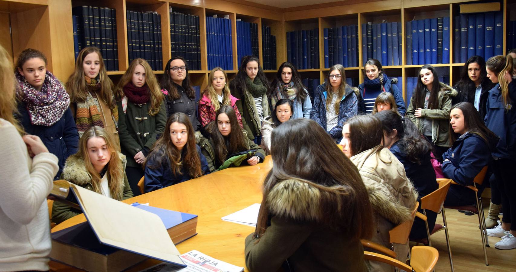 Las alumnas de 4º de la ESO de Alcaste visitan la multimedia de Diario LA RIOJA