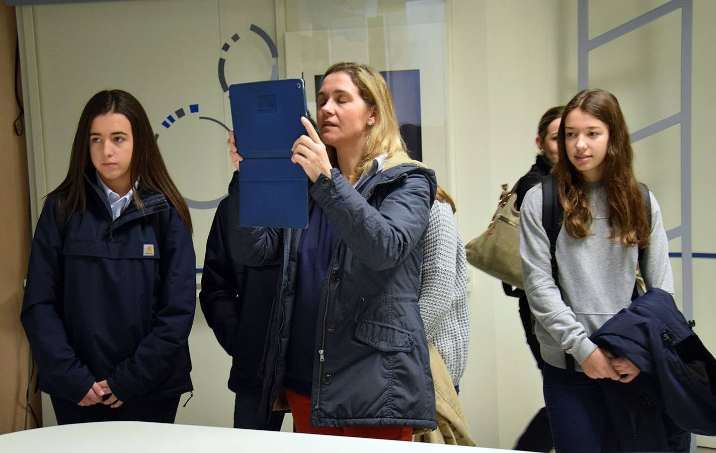 Las alumnas de 4º de la ESO de Alcaste visitan la multimedia de Diario LA RIOJA