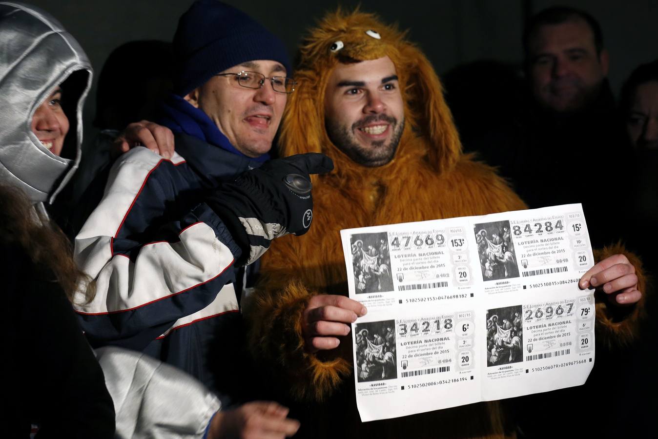 Algunas personas disfrazadas esperan para acceder al Teatro Real para asistir al Sorteo Extraordinario de Navidad.
