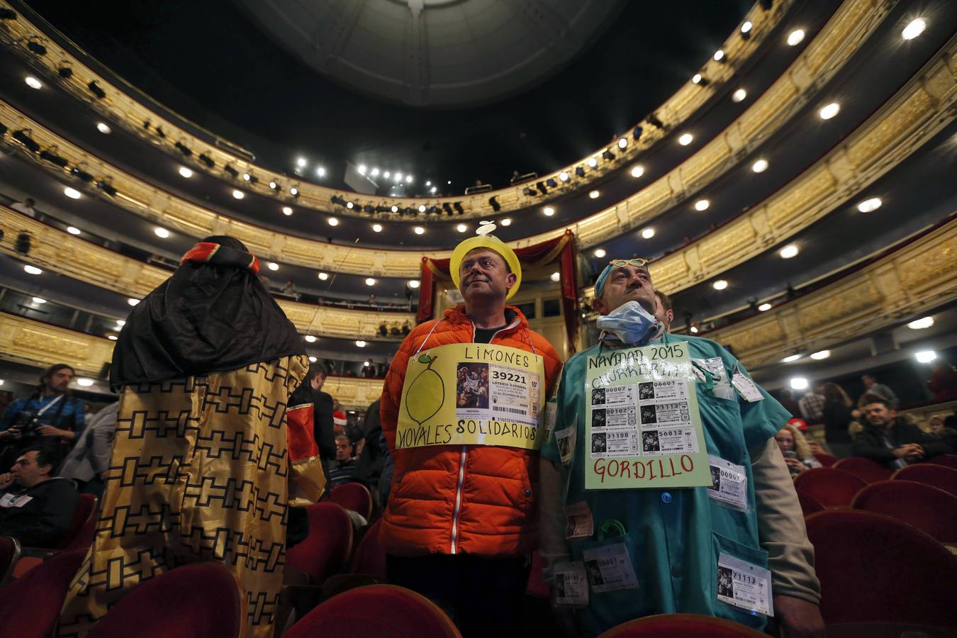 Algunas personas disfrazadas esperan en el interior del Teatro Real a que dé comienzo el Sorteo Extraordinario de Navidad.