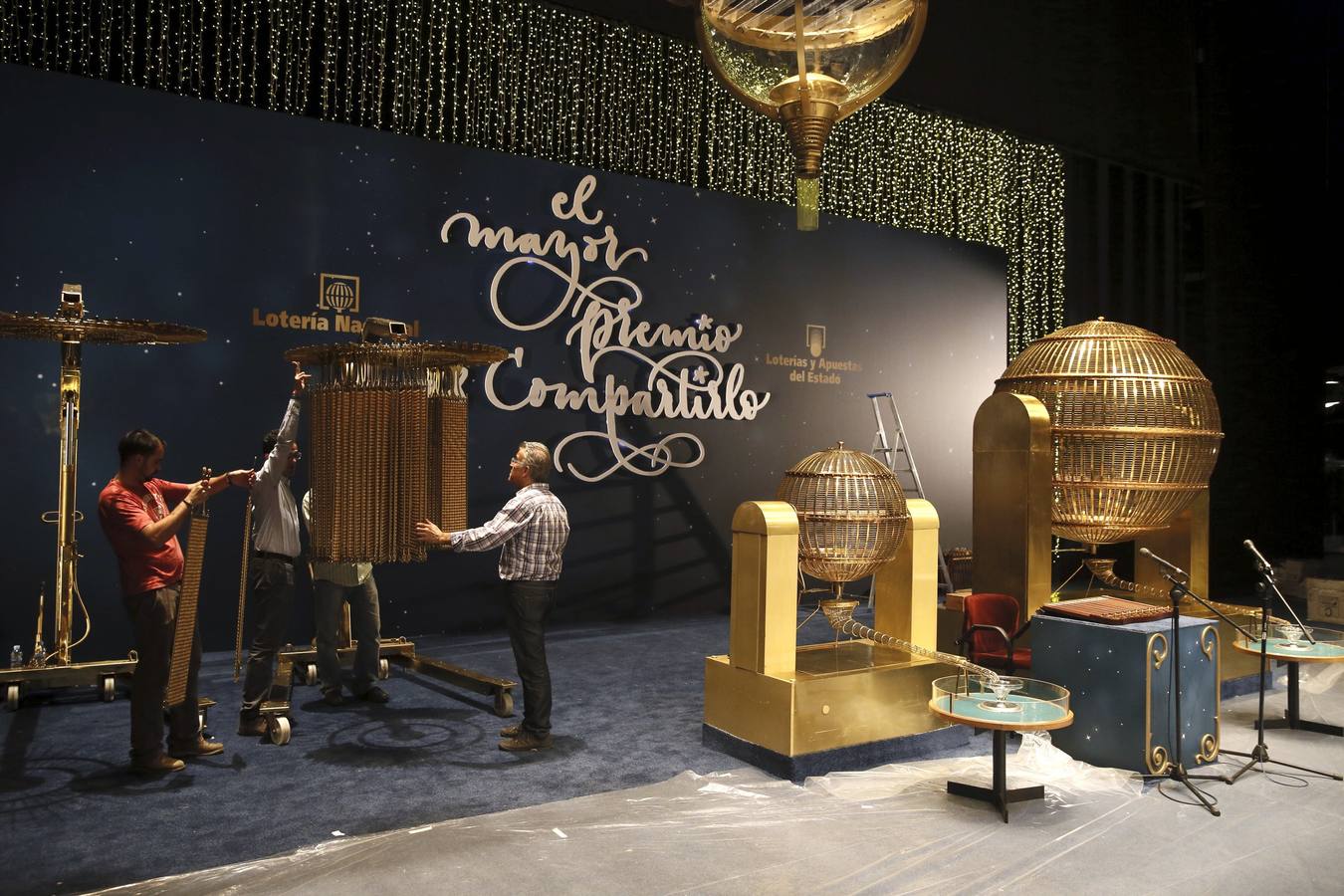 Un momento de la cuelga y exposición de los números para el tradicional sorteo de la Lotería de Navidad.