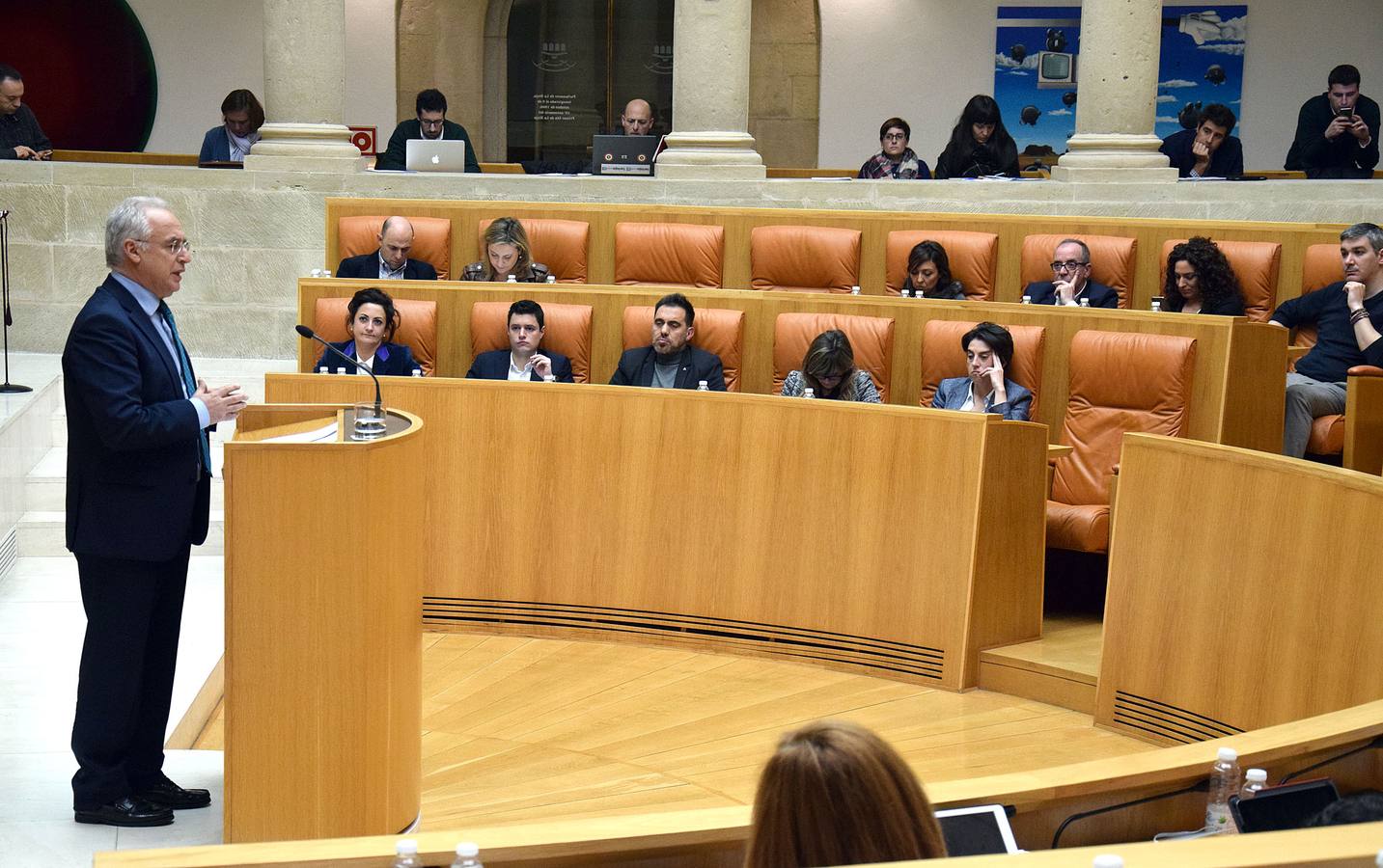 Gestos y manos alzadas (o no) en el Parlamento riojano