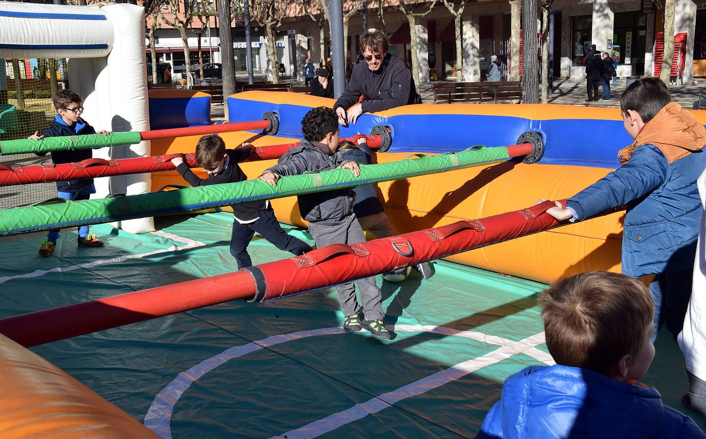 Mañana de hinchables en la plaza Primero de Mayo de Logroño