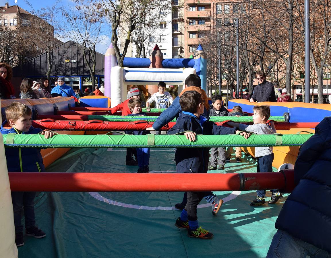 Mañana de hinchables en la plaza Primero de Mayo de Logroño