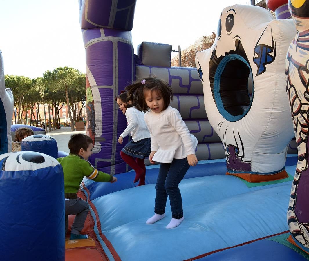 Mañana de hinchables en la plaza Primero de Mayo de Logroño