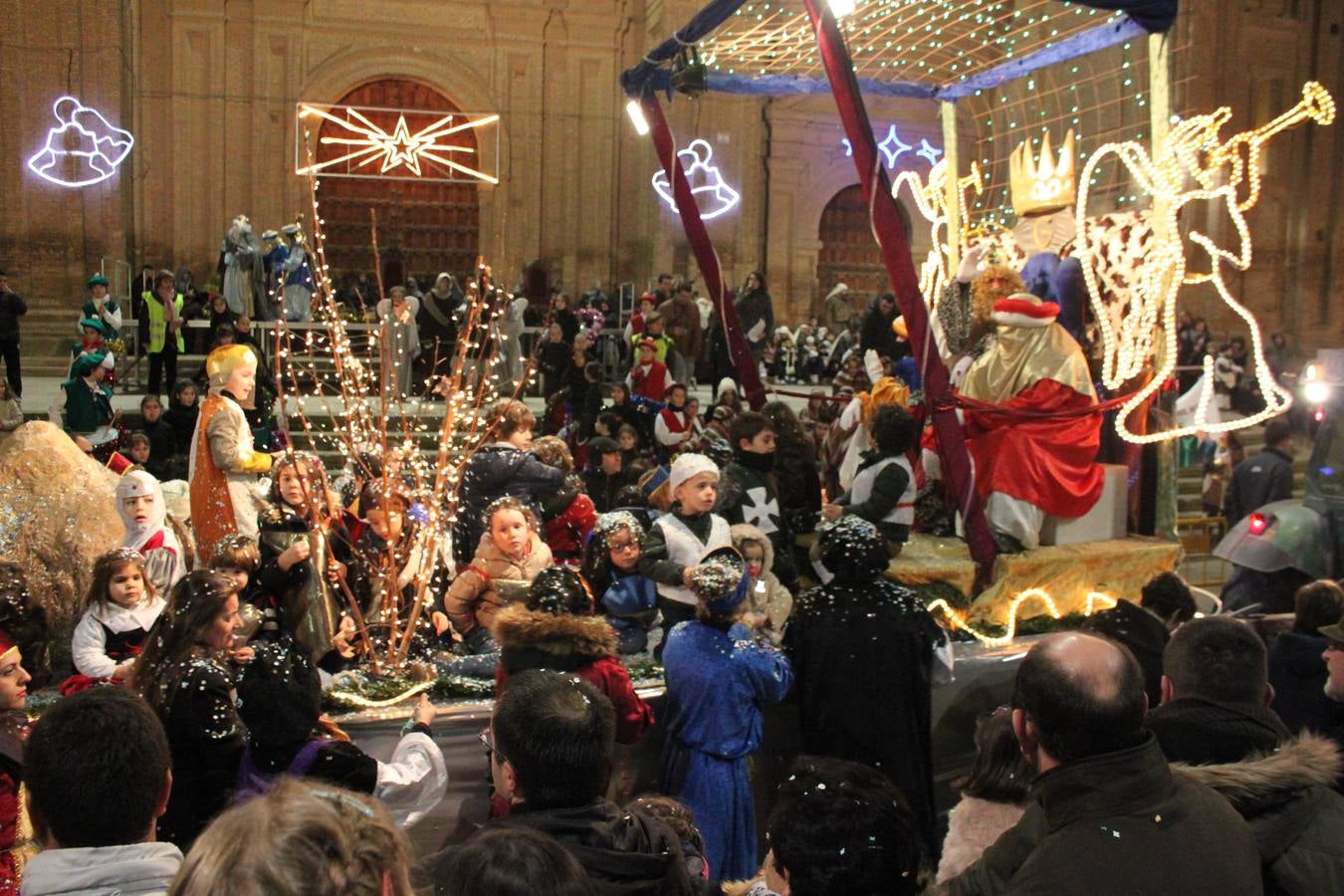 Los niños disfrutan de la visita de Reyes Magos en Alfaro