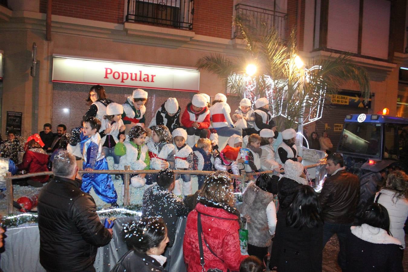 Los niños disfrutan de la visita de Reyes Magos en Alfaro