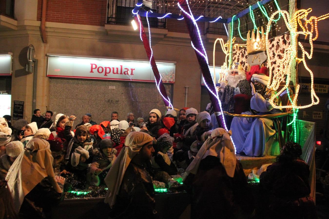 Los niños disfrutan de la visita de Reyes Magos en Alfaro