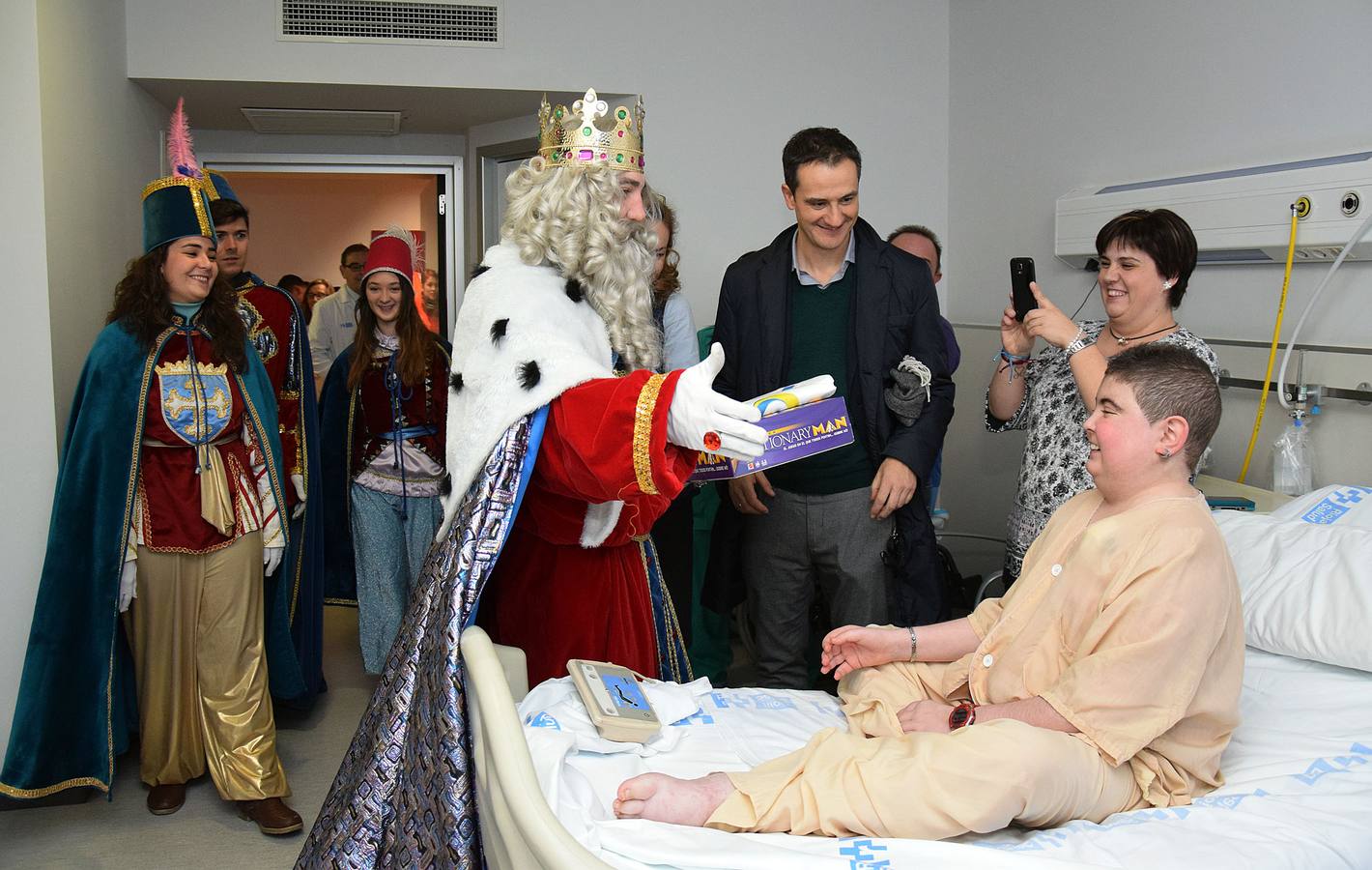 Los niños del San Pedro reciben a los Reyes Magos