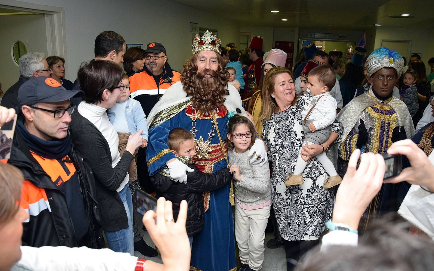 Los niños del San Pedro reciben a los Reyes Magos