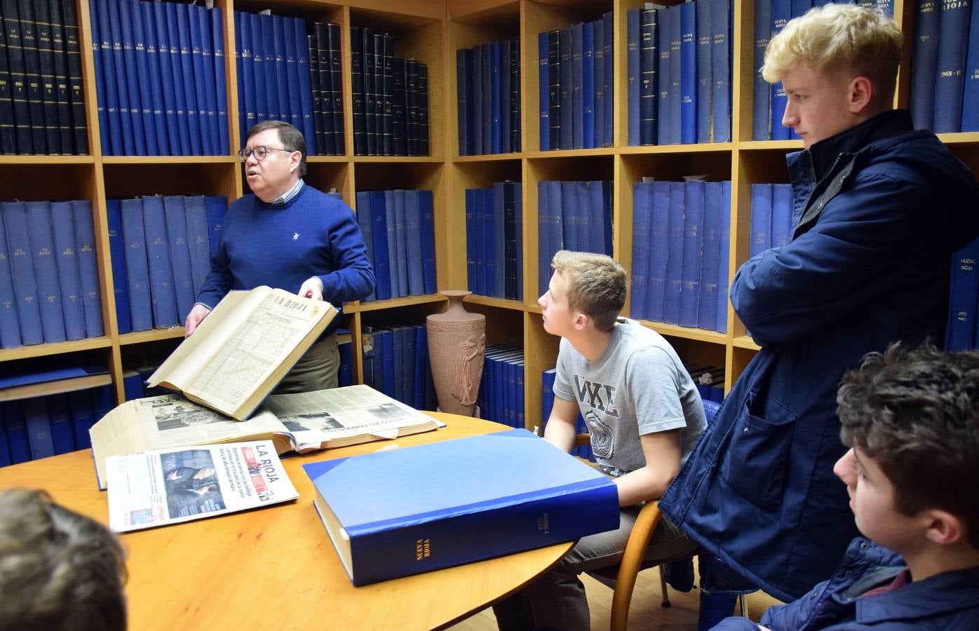 Alumnos de intercambio en Logroño con el Bachillerato Internacional del IES Sagasta visitan la multimedia de Diario LA RIOJA