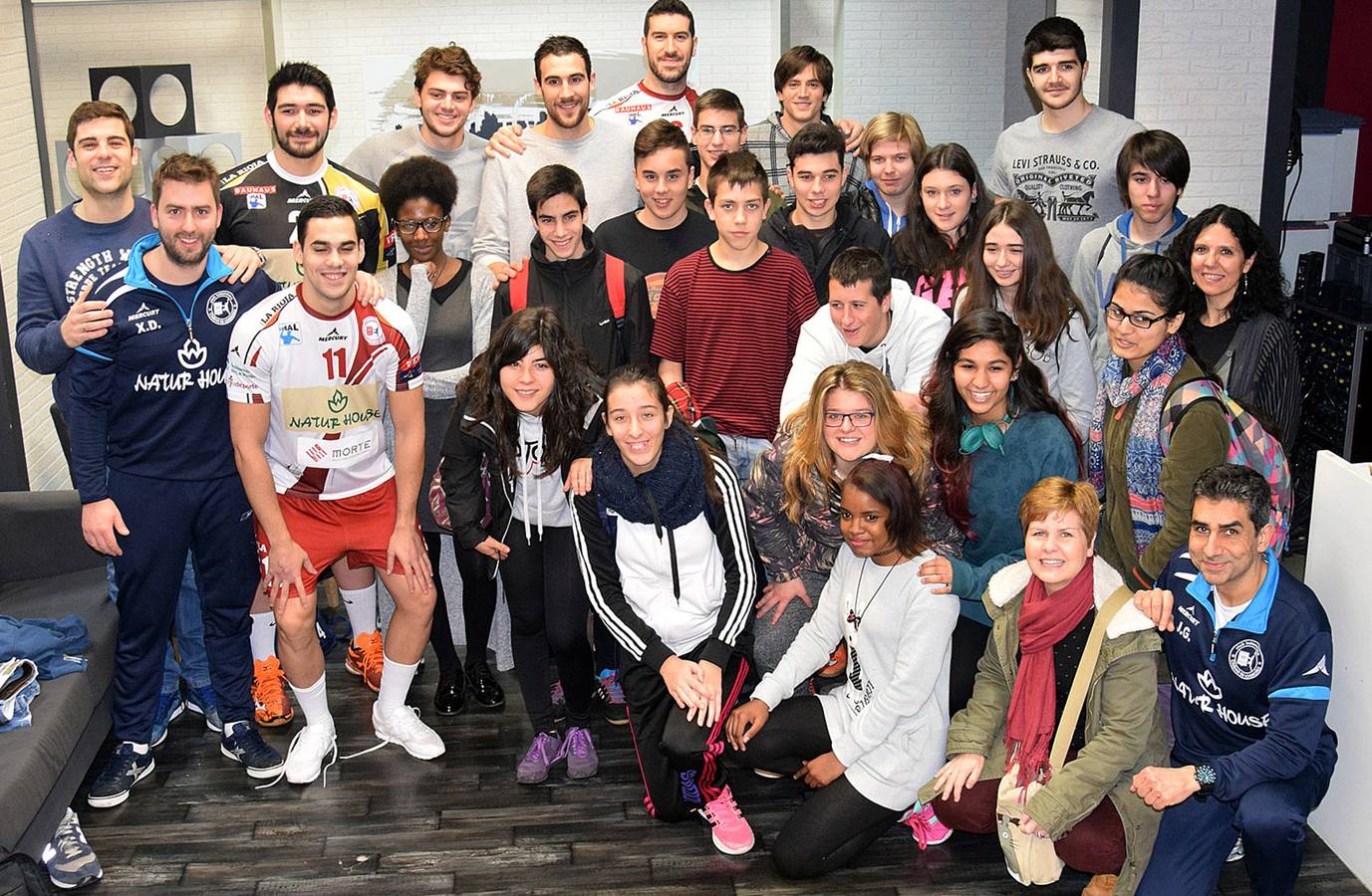 Los alumnos del 3º PMAR del IES La Laboral, con sus profesoras Maryolén y Mayte, visitan la multimedia de Diario LA RIOJA