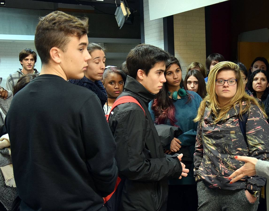 Los alumnos del 3º PMAR del IES La Laboral, con sus profesoras Maryolén y Mayte, visitan la multimedia de Diario LA RIOJA