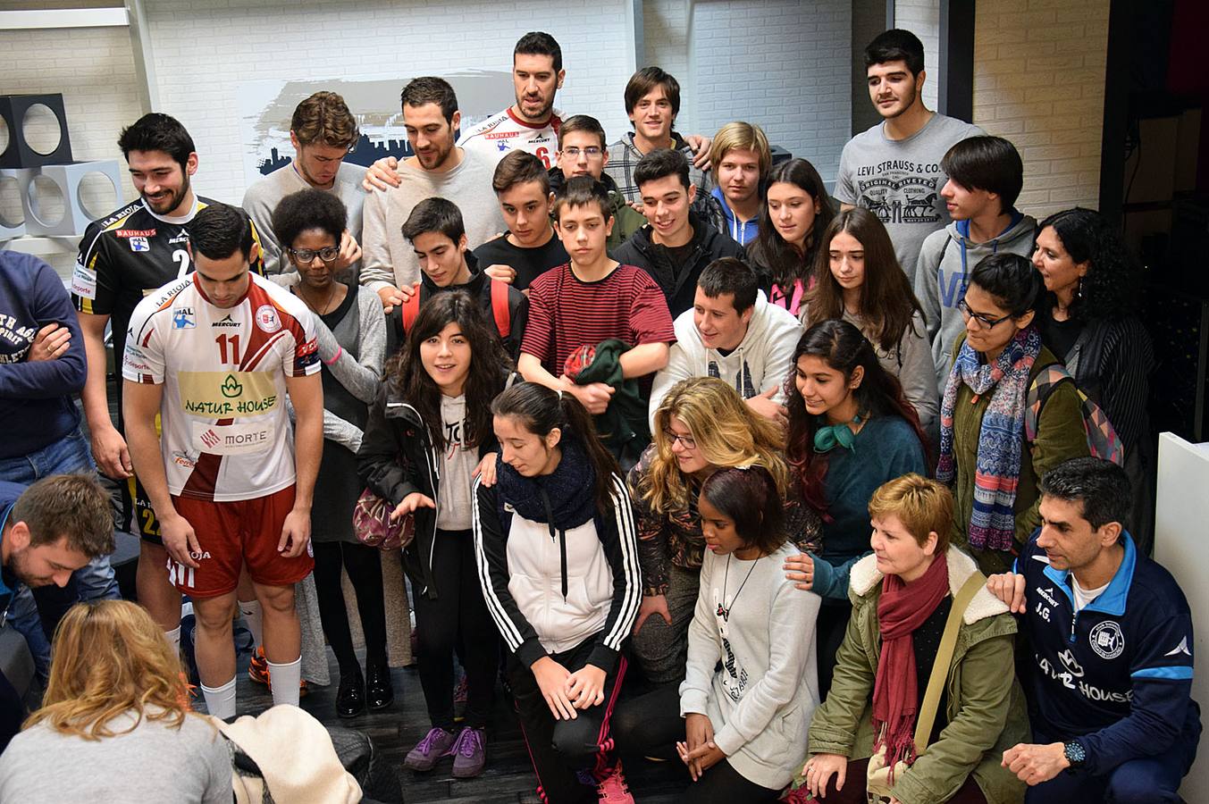 Los alumnos del 3º PMAR del IES La Laboral, con sus profesoras Maryolén y Mayte, visitan la multimedia de Diario LA RIOJA