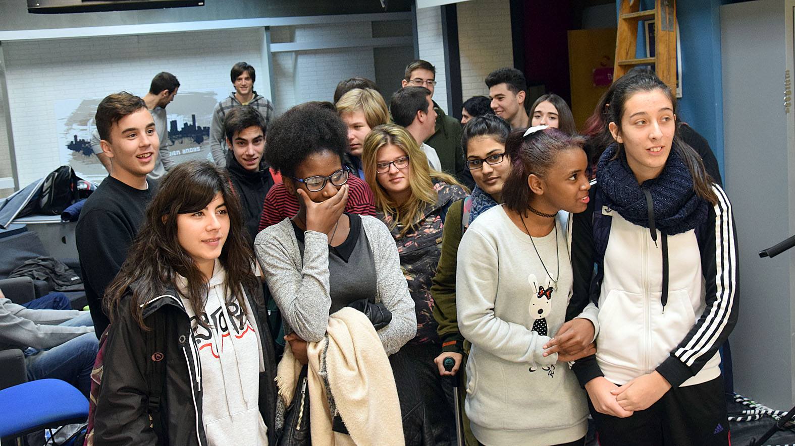 Los alumnos del 3º PMAR del IES La Laboral, con sus profesoras Maryolén y Mayte, visitan la multimedia de Diario LA RIOJA