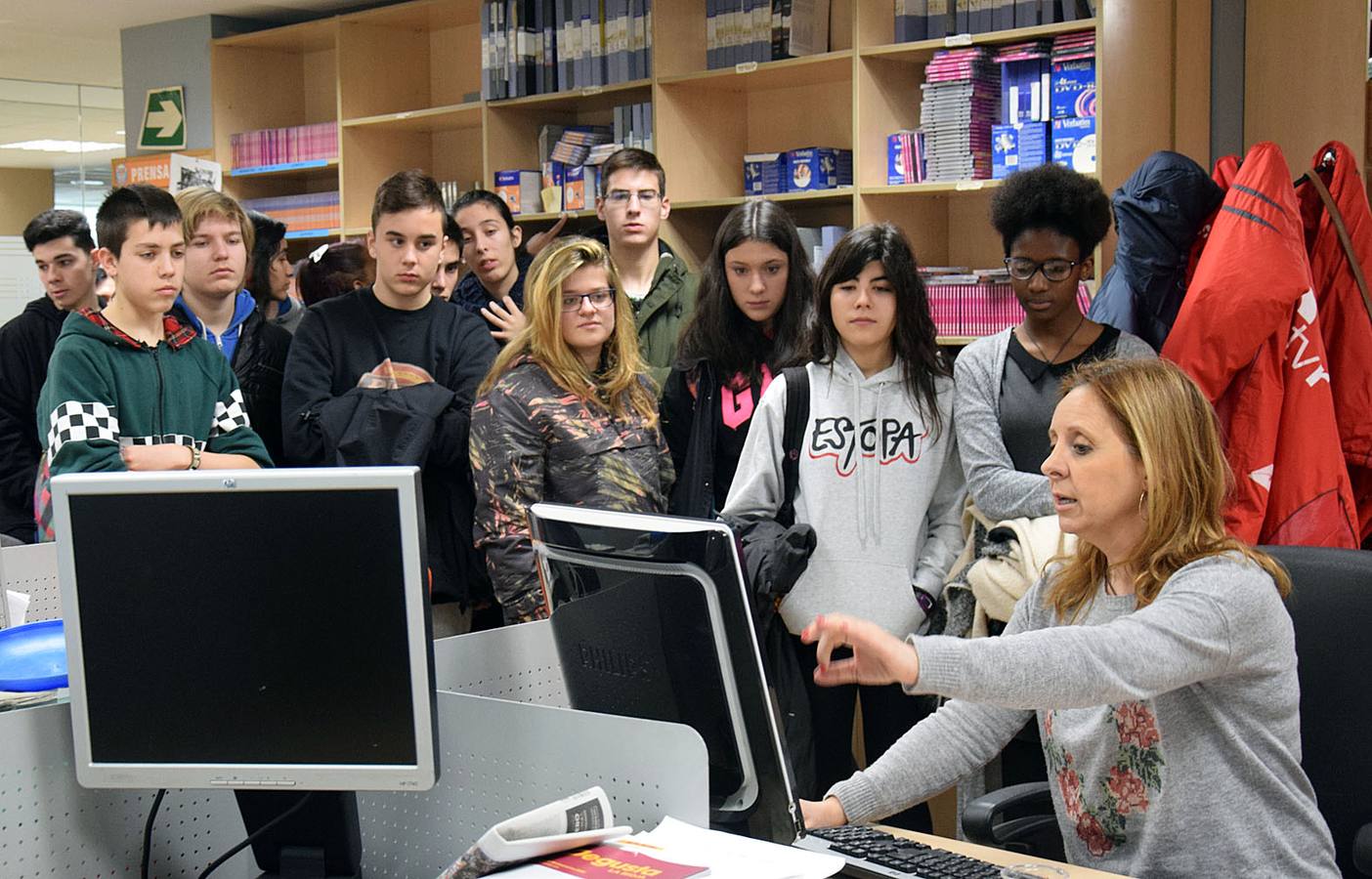 Los alumnos del 3º PMAR del IES La Laboral, con sus profesoras Maryolén y Mayte, visitan la multimedia de Diario LA RIOJA