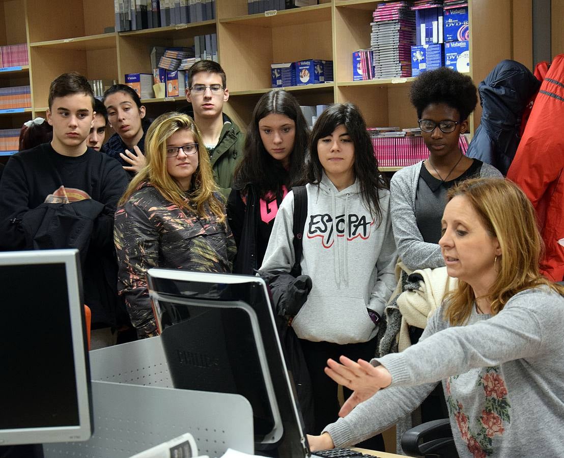 Los alumnos del 3º PMAR del IES La Laboral, con sus profesoras Maryolén y Mayte, visitan la multimedia de Diario LA RIOJA