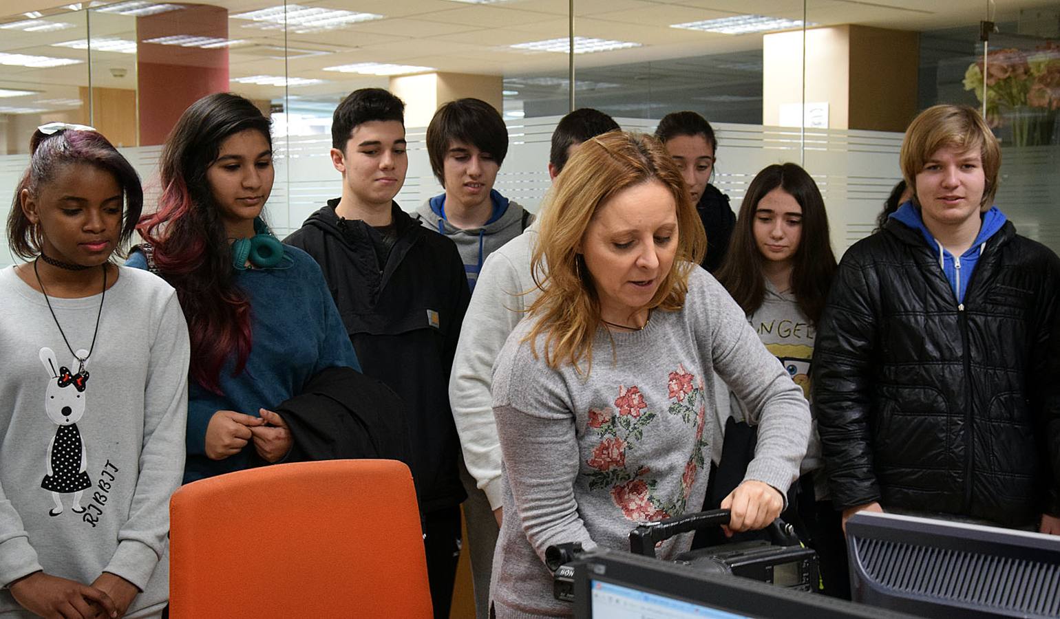 Los alumnos del 3º PMAR del IES La Laboral, con sus profesoras Maryolén y Mayte, visitan la multimedia de Diario LA RIOJA