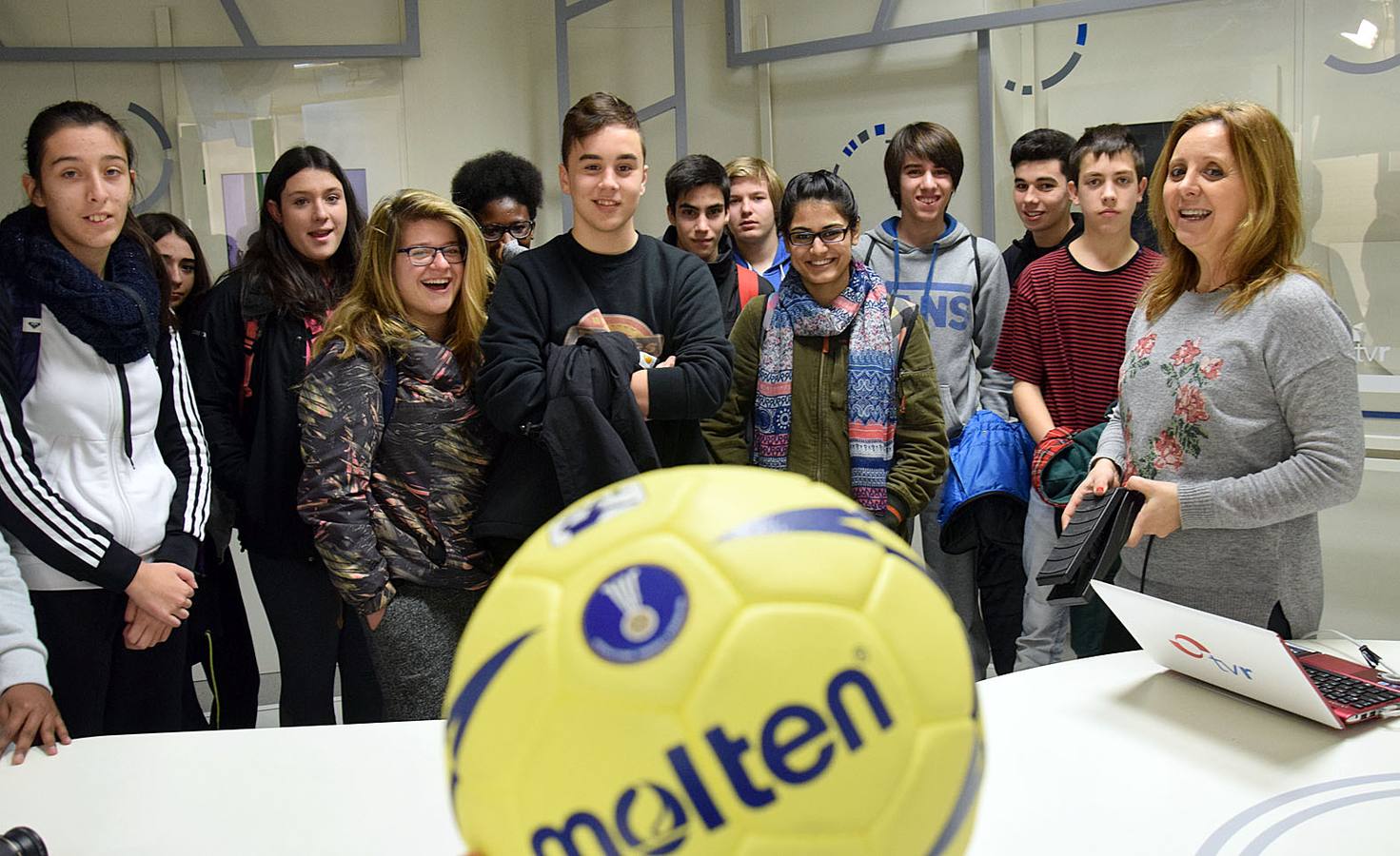 Los alumnos del 3º PMAR del IES La Laboral, con sus profesoras Maryolén y Mayte, visitan la multimedia de Diario LA RIOJA