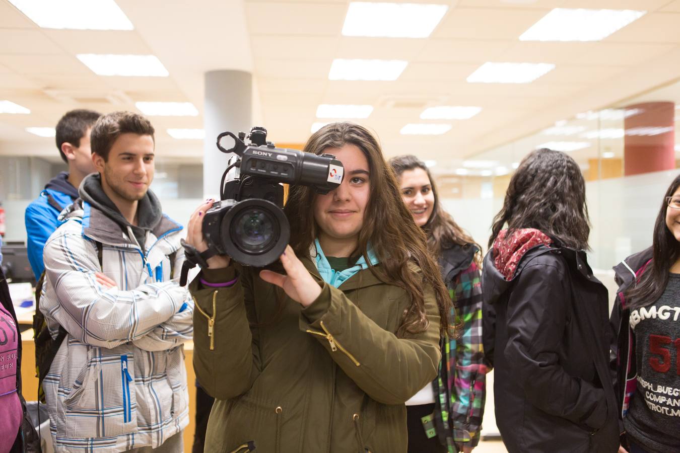 Los alumnos del IES La Laboral de 4º de Diversificación y 2º de FP Básica visitan la multimedia de Diario LA RIOJA