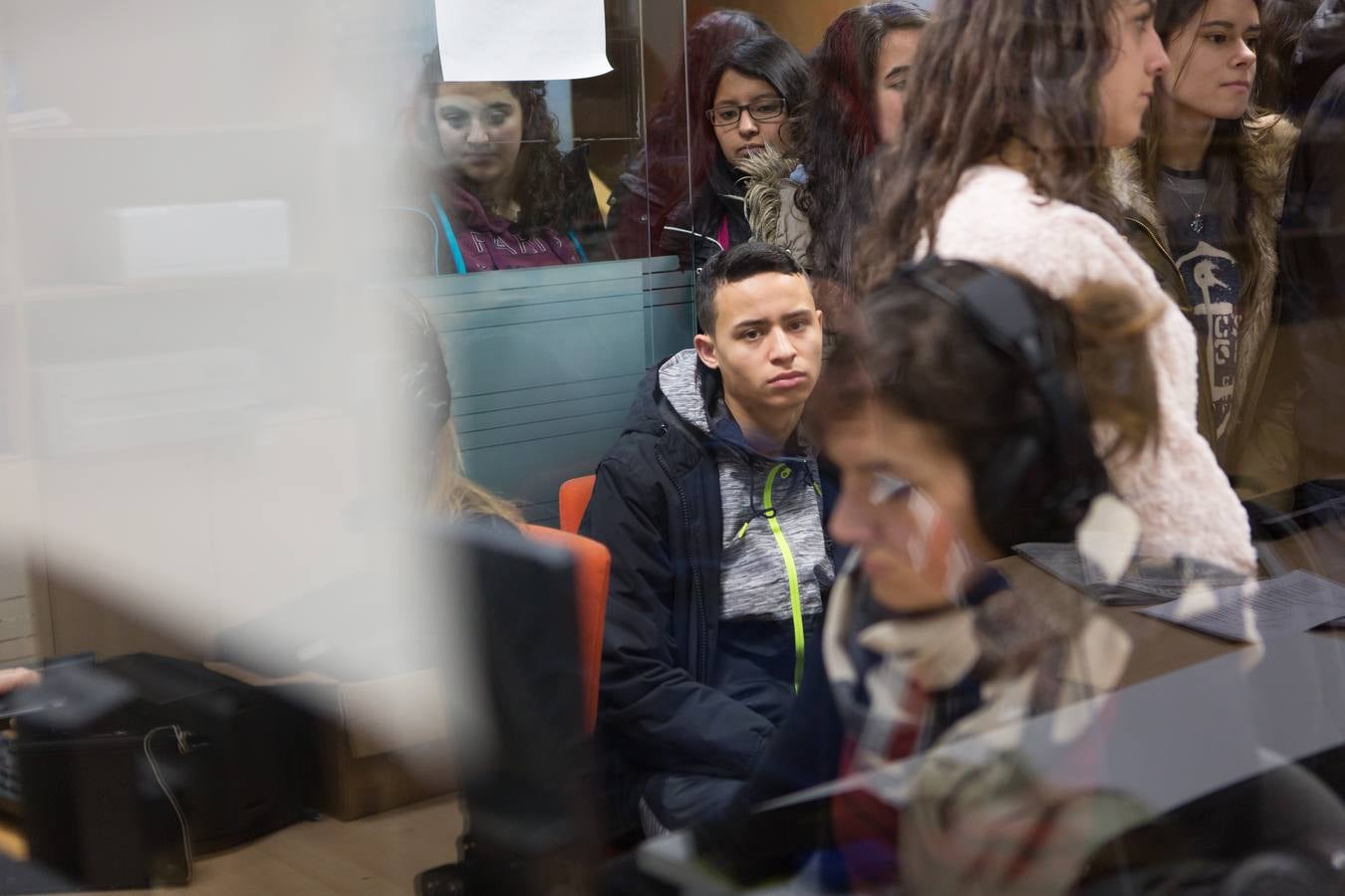 Los alumnos del IES La Laboral de 4º de Diversificación y 2º de FP Básica visitan la multimedia de Diario LA RIOJA