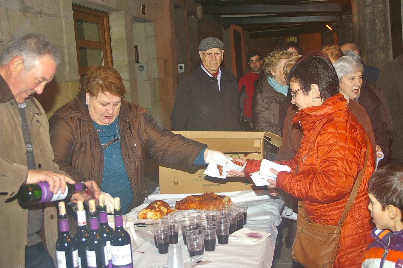 Reparto del pan relleno en Cenicero