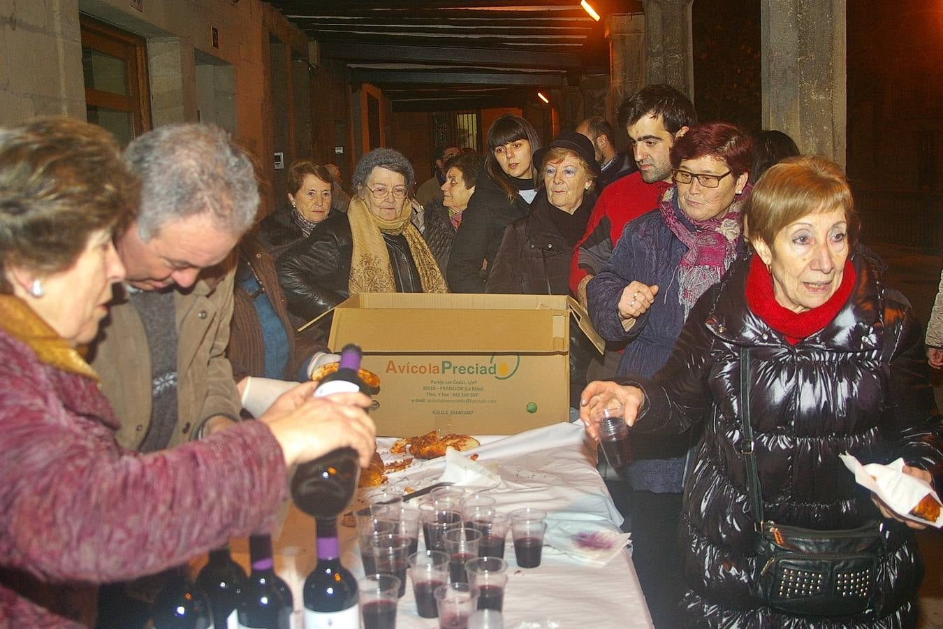 Reparto del pan relleno en Cenicero