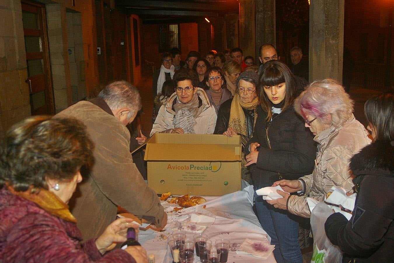 Reparto del pan relleno en Cenicero