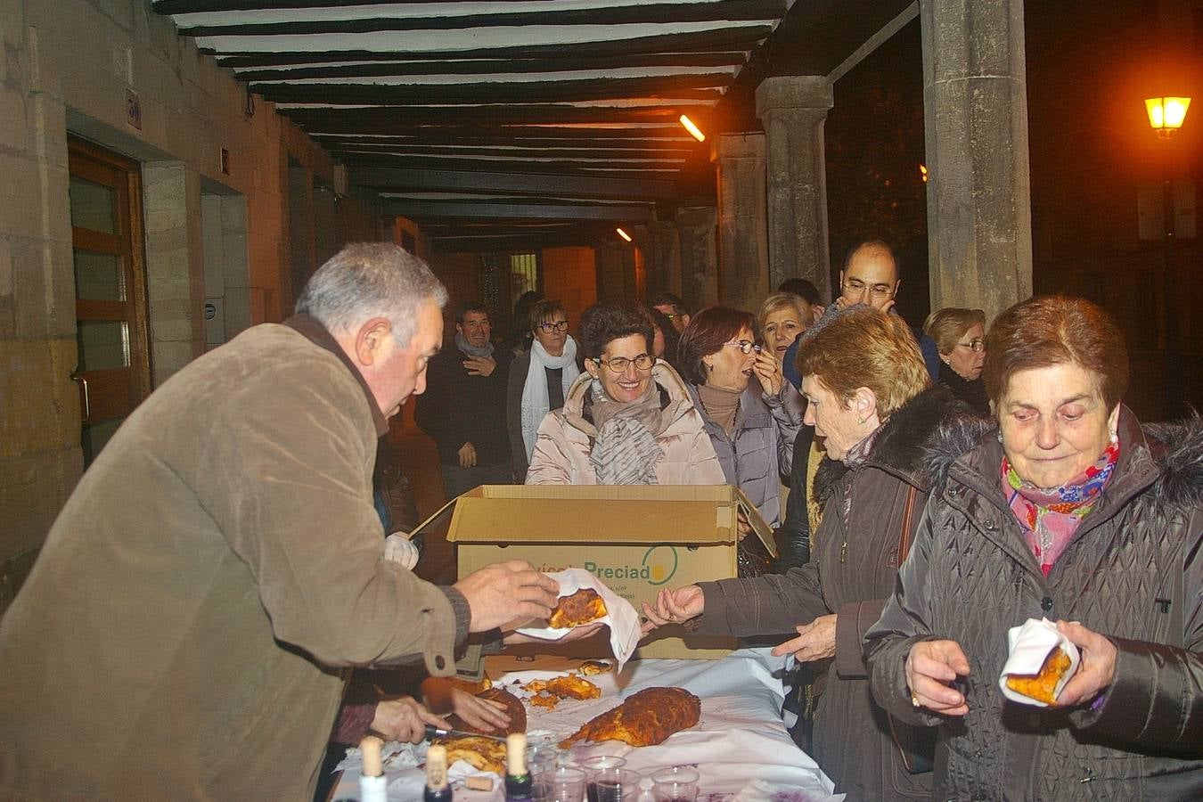 Reparto del pan relleno en Cenicero