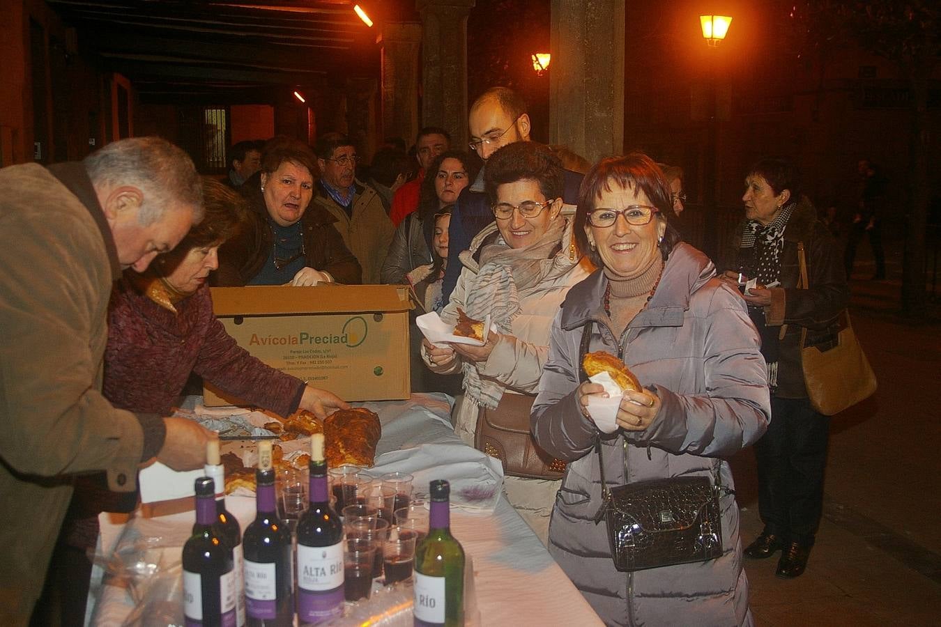 Reparto del pan relleno en Cenicero