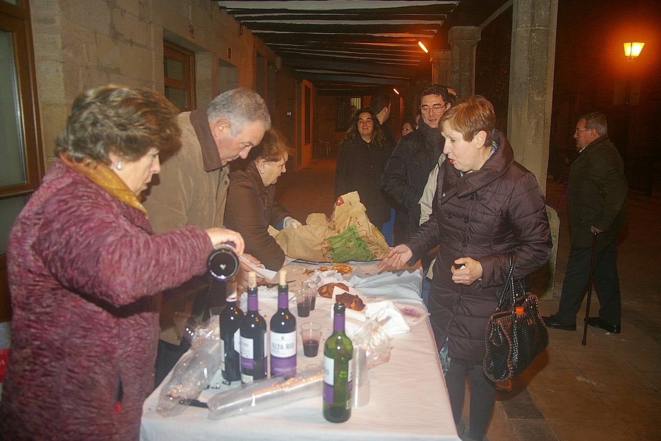 Reparto del pan relleno en Cenicero