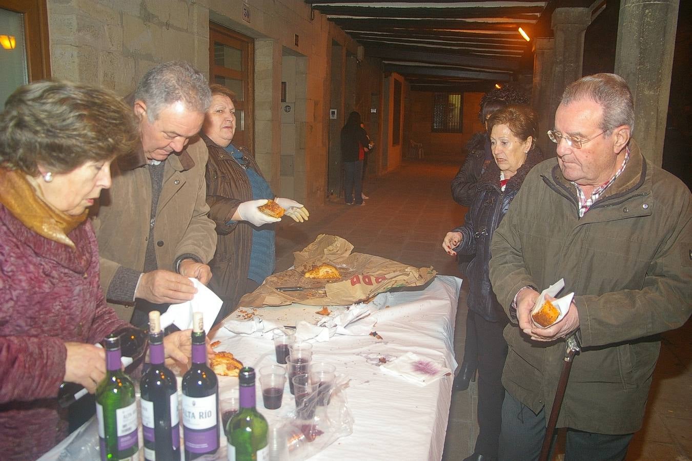 Reparto del pan relleno en Cenicero