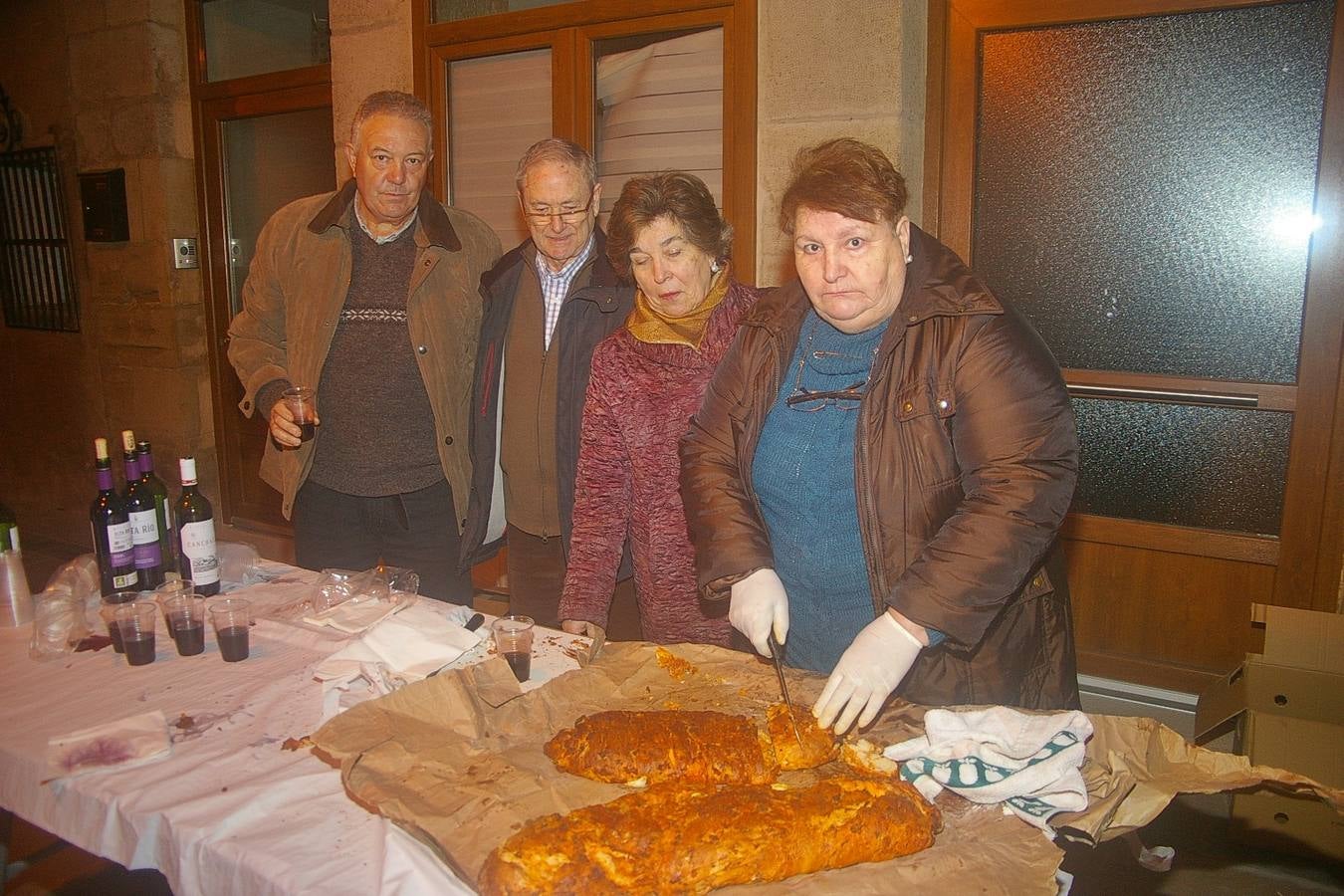 Reparto del pan relleno en Cenicero