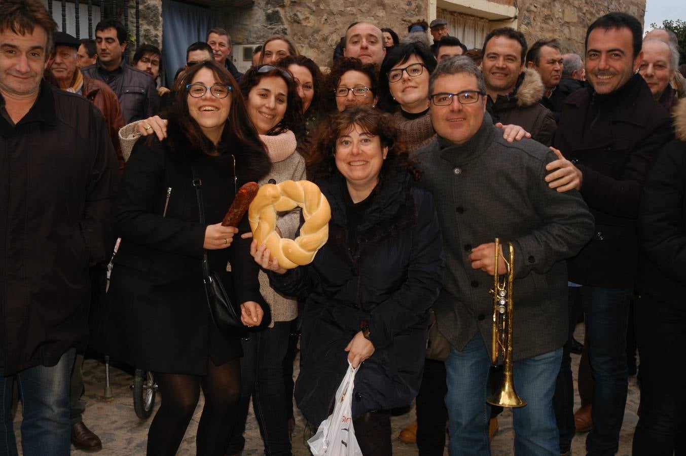 Tradicional subasta de roscos de San Blas en Cornago