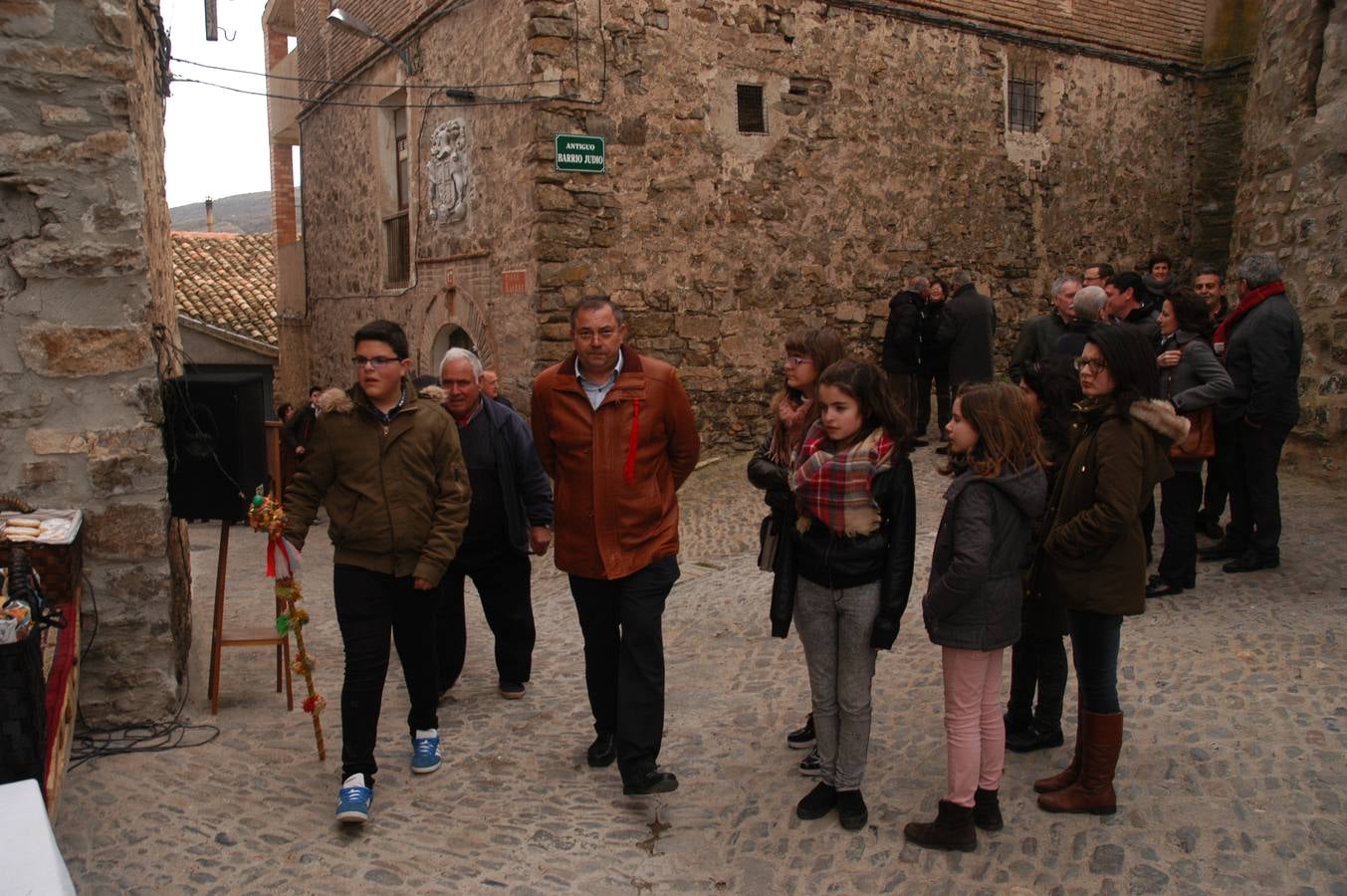 Tradicional subasta de roscos de San Blas en Cornago