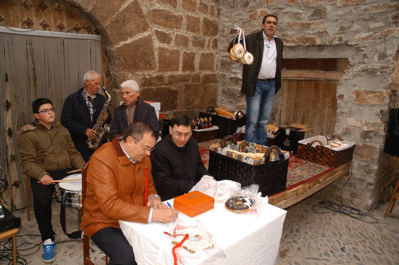 Tradicional subasta de roscos de San Blas en Cornago