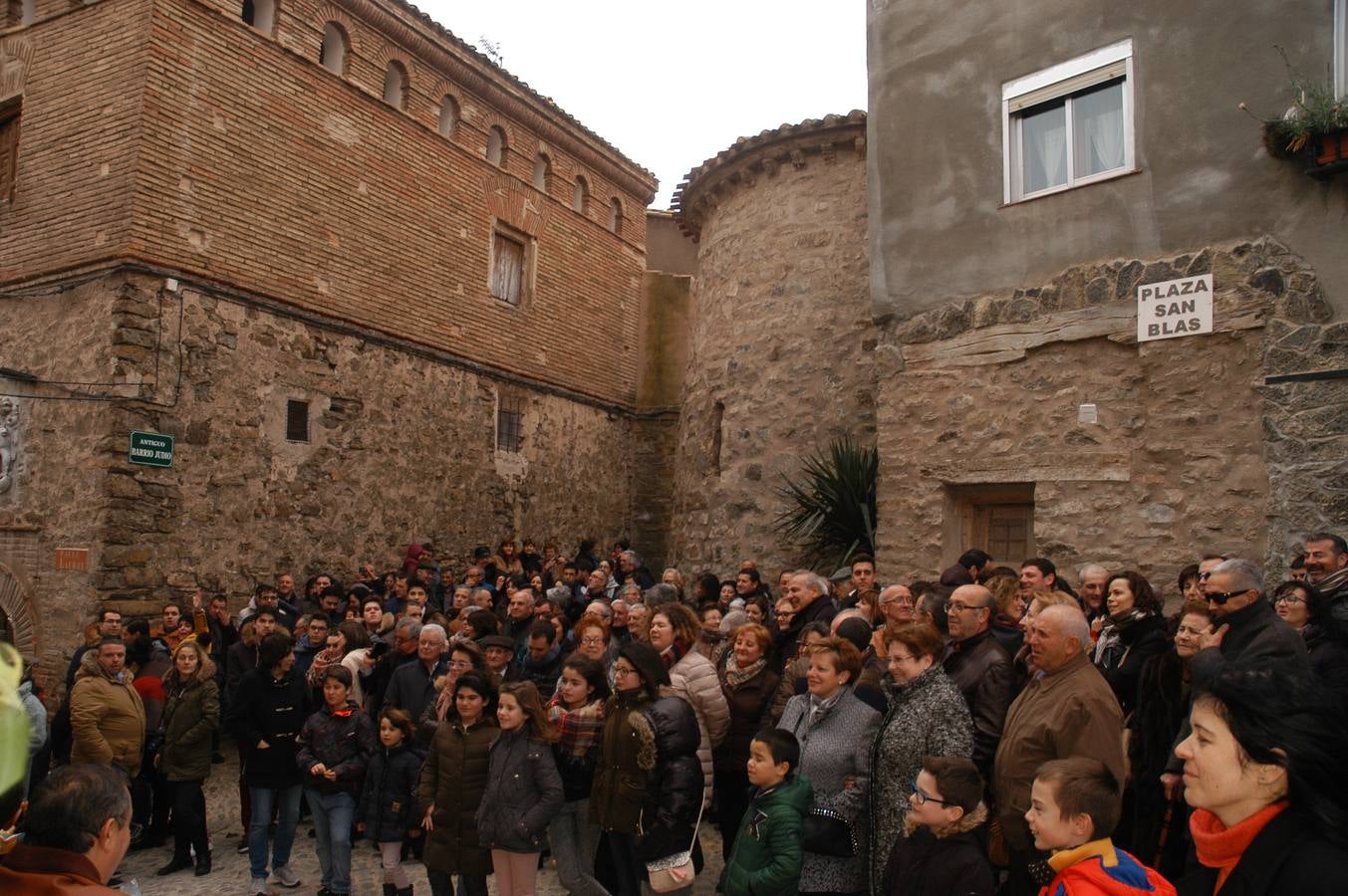 Tradicional subasta de roscos de San Blas en Cornago