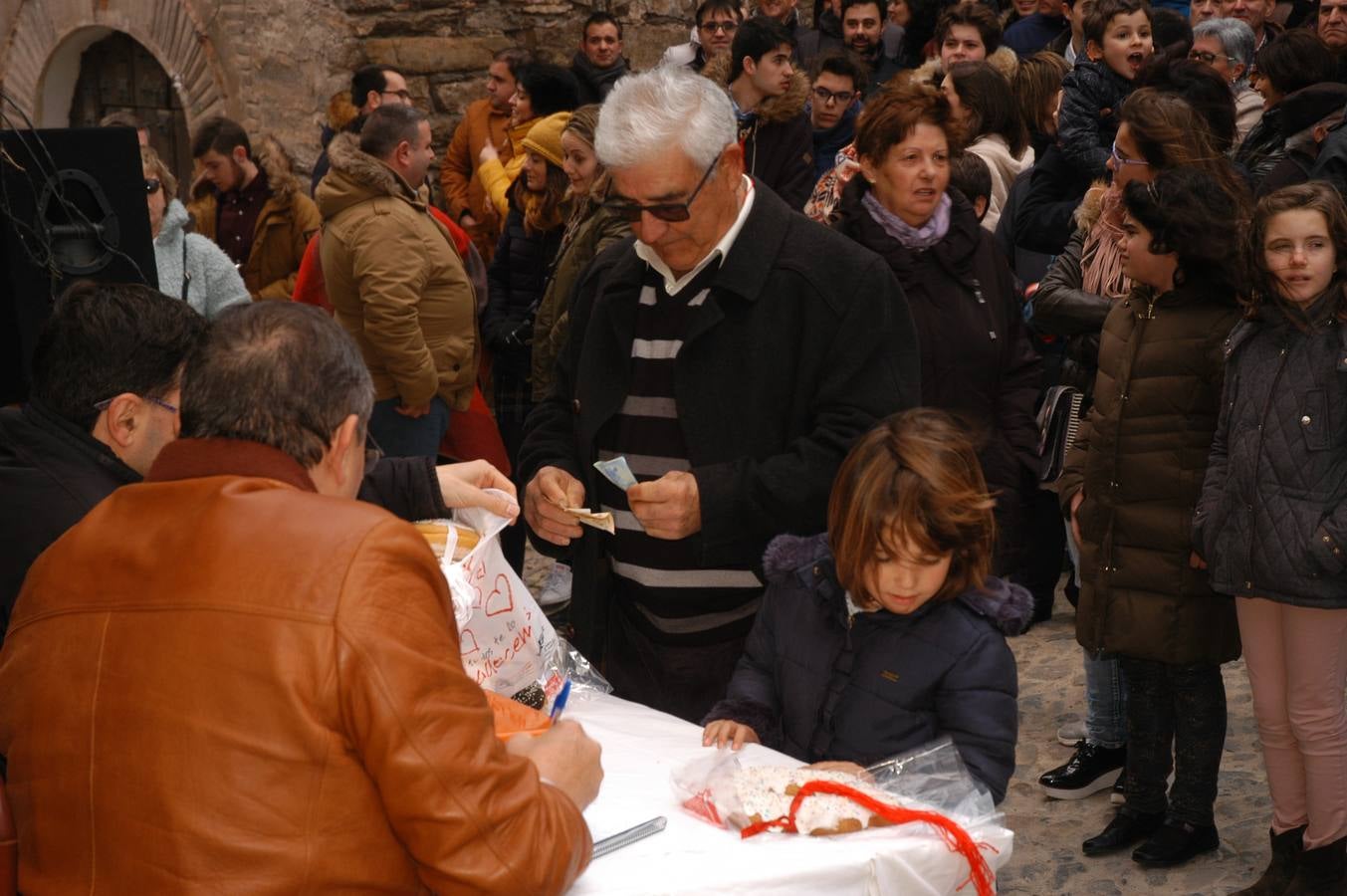 Tradicional subasta de roscos de San Blas en Cornago