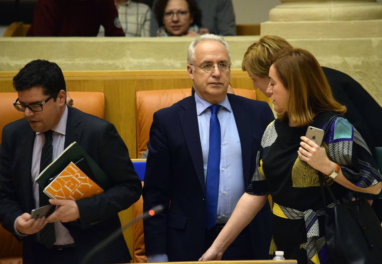 Los gestos de la sesión en el Parlamento de La Rioja