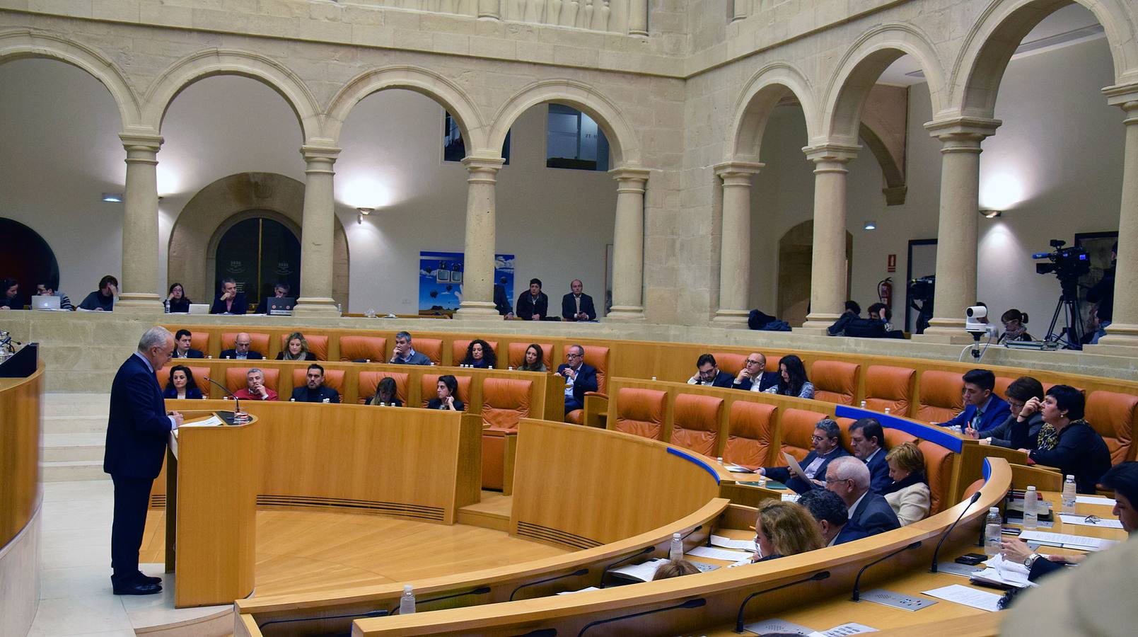 Los gestos de la sesión en el Parlamento de La Rioja