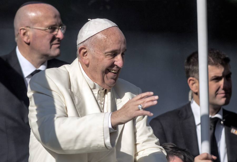 Miles de personas han recibido al papa Francisco a su llegada a México.