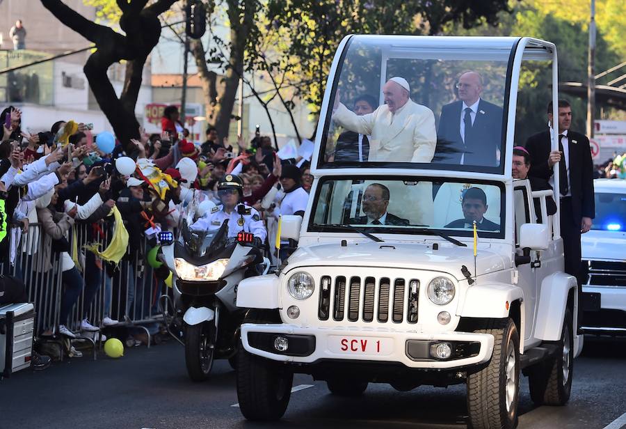 Miles de personas han recibido al papa Francisco a su llegada a México.